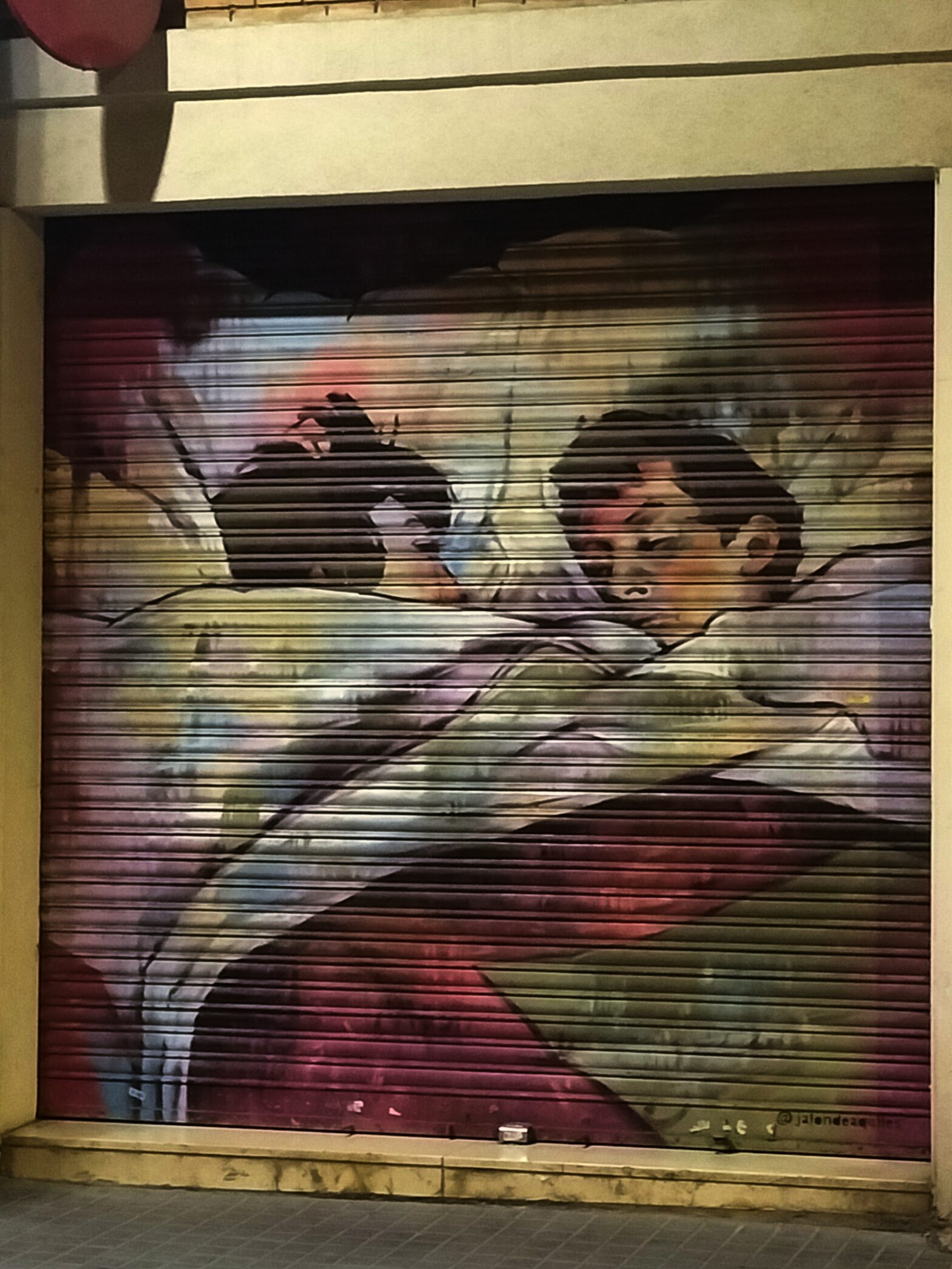 Imagen del graffiti del artista Jalón de Aquiles, de Dans le lit, la icónica pintura de Henri de Toulouse-Lautrec.