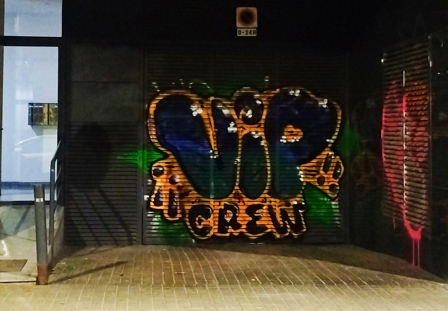 Bubble letter de VIP CREW en amarillo verde y azul