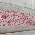 Mural de arte urbano en una ruta en Barcelona con motivos rojos