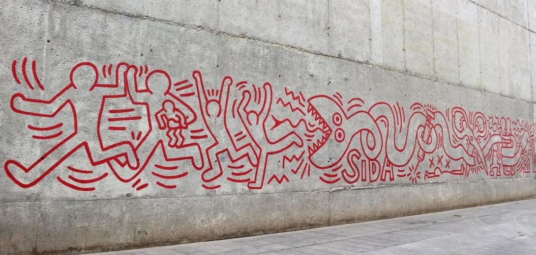 Mural de arte urbano en una ruta en Barcelona con motivos rojos
